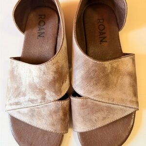 ROAN Women's Tan Flats